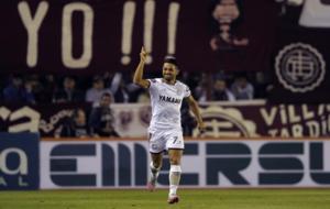 Lautaro Acosta celebra un gol con Lans