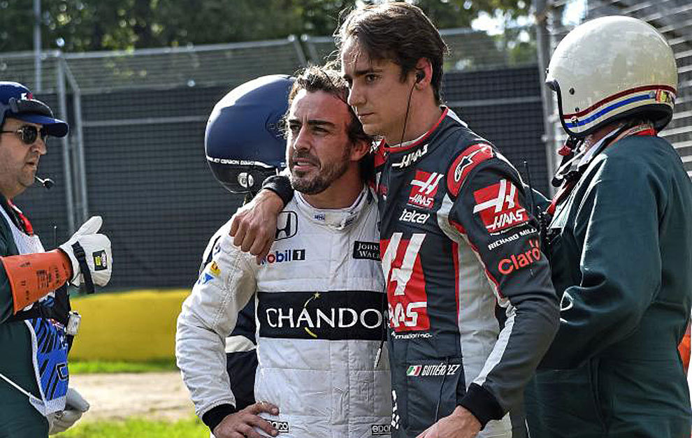 Alonso y Esteban Gutirrez se abrazan tras el accidente.