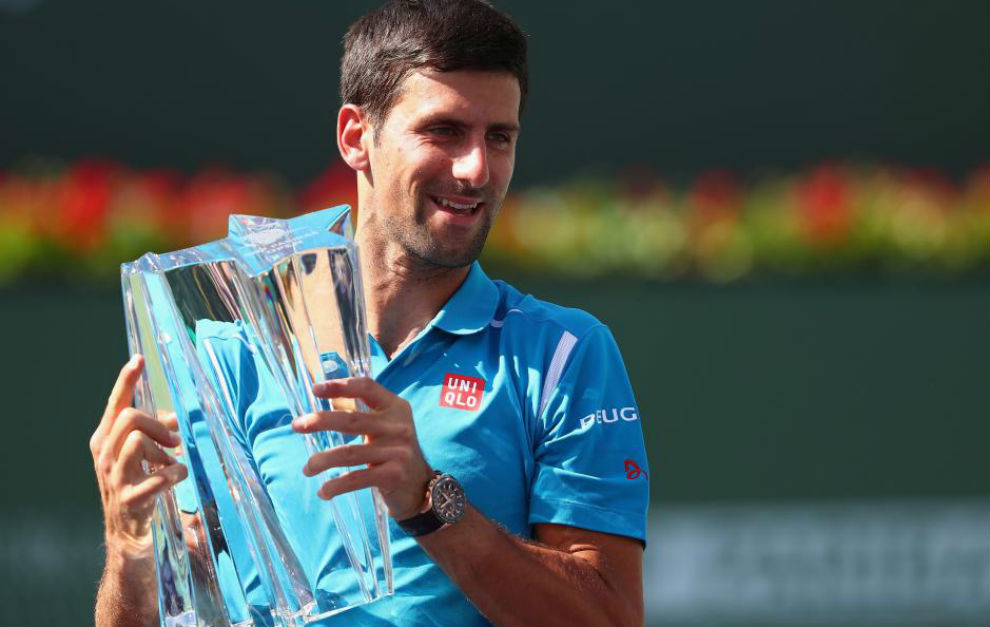 Djokovic, con el trofeo de Indian Wells