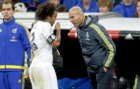Marcelo y Zidane hablan durante un partido en el Bernabu.