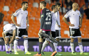 Los jugadores del Valencia tras acabar el duelo ante el Celta.