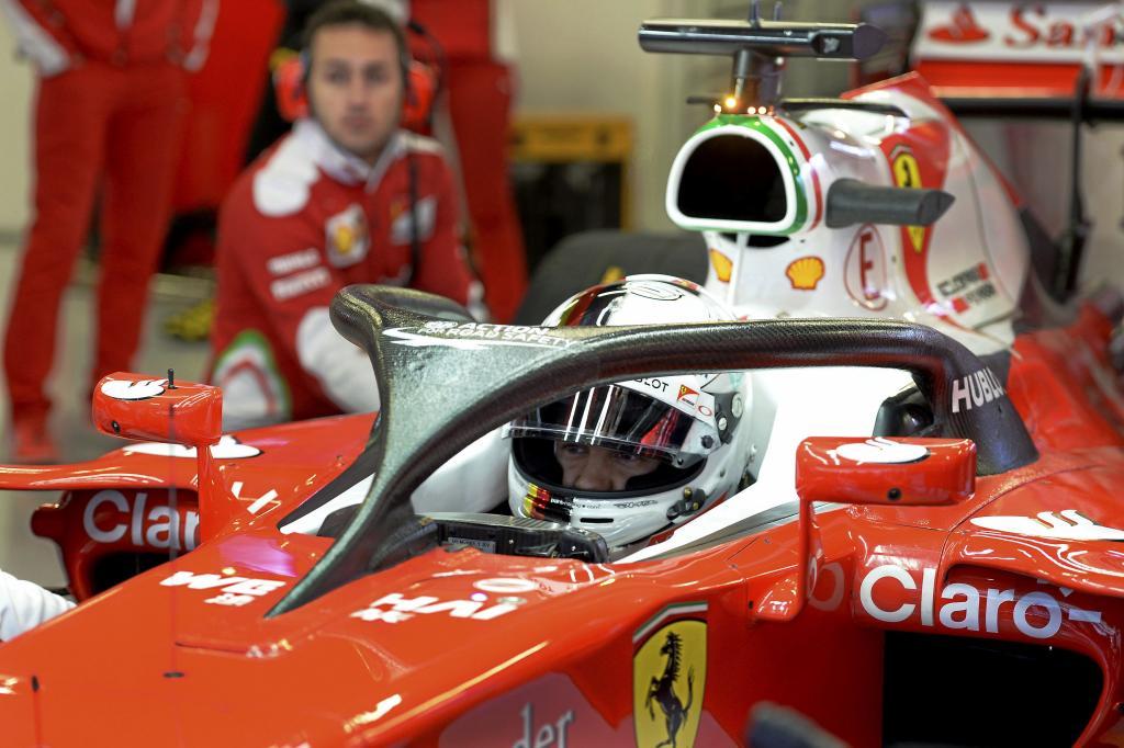 Vettel prueba el &apos;halo&apos; en su Ferrari durante los tests de Barcelona.