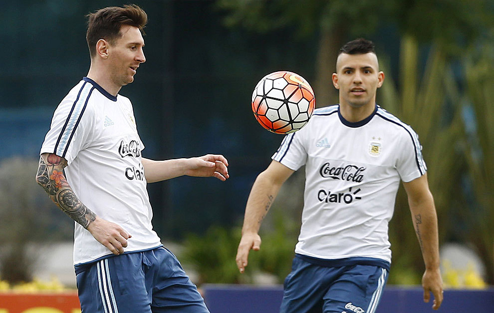 Agero observa como Messi domina el baln.
