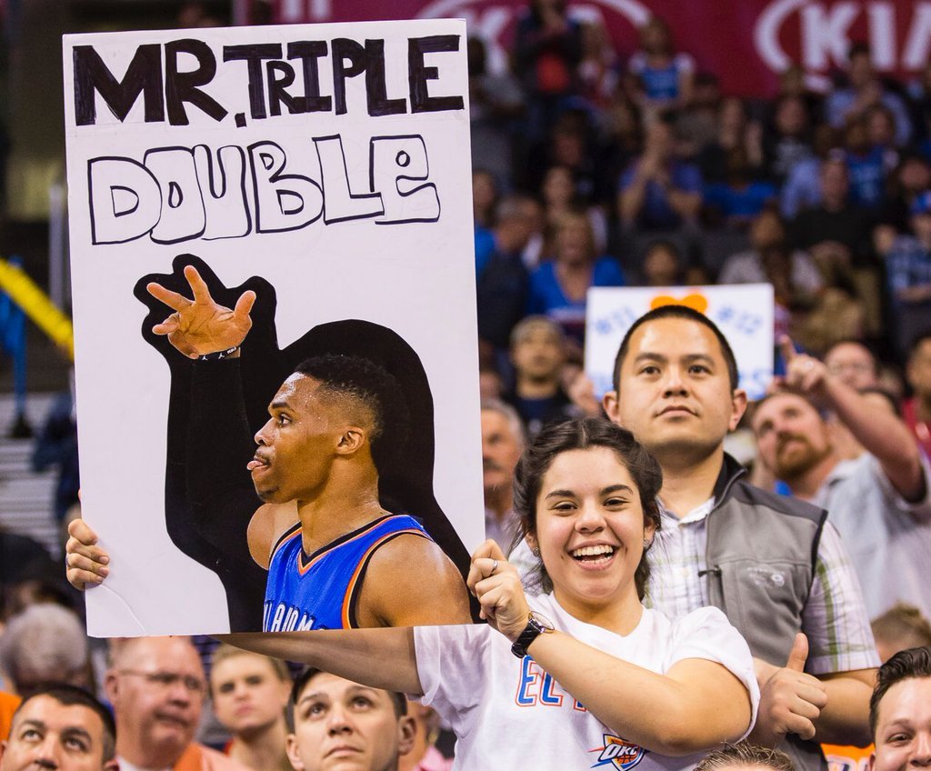 Aficionados de los Thunder animando a &apos;Mr. Triple-Doble&apos; Westbrook