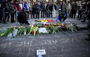 Ramos de flores y velas llenan las calles de Bruselas en homenaje a...