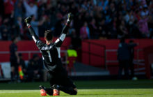 Sergio Rico celebra un gol del Sevilla en el Snchez Pizjun.