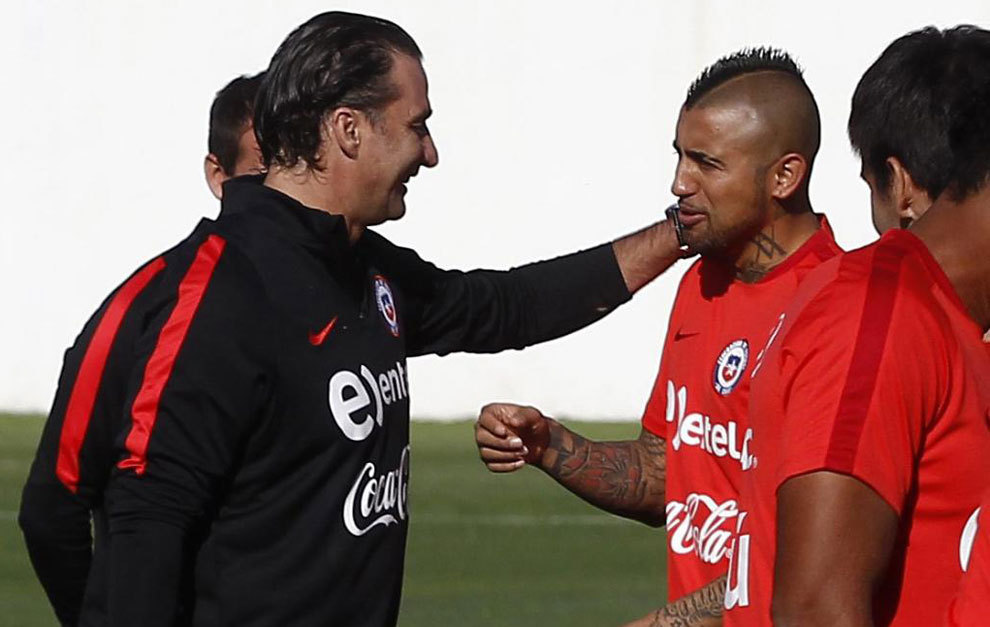 Pizzi saluda a Vidal en el entrenamiento de Chile.