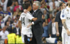 Ancelotti abraza a Chicharito tras un partido del Real Madrid.