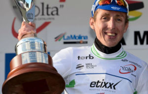 Daniel Martin con el trofeo como vencedor de la etapa en La Molina.