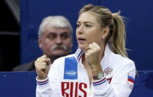 Maria Sharapova observa un partido de Svetlana Kuznetsova durante una...