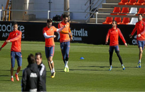 Los jugadores del Valencia hacen ejercicios de calentamiento.