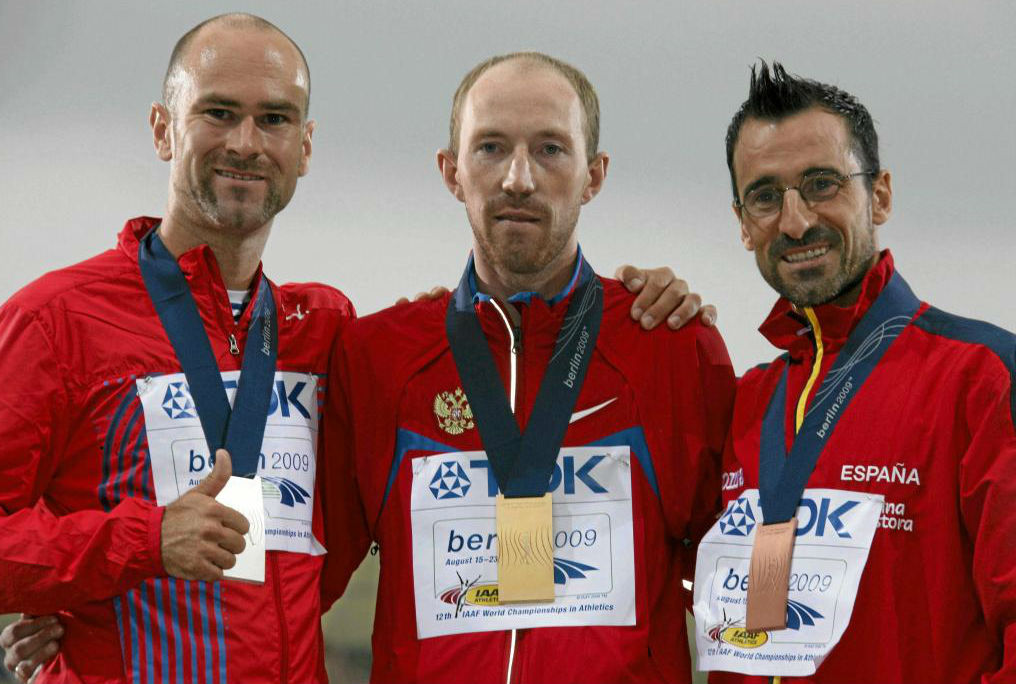 De izquierda a derecha, el ruso Kirdyapkin, plata; el noruego Nymark,...