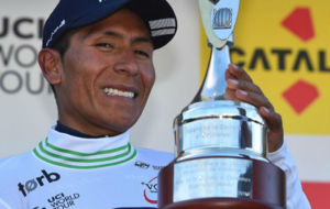 Nairo Quintana en el podio como lder de la Volta.