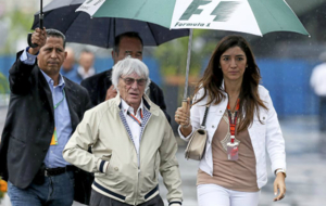 Bernie Ecclestone, junto a su esposa Fabiana en el Gran premio de Abu...