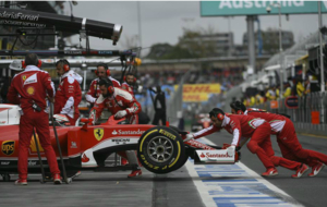 Tcnicos de Ferrari empujan a Raikkonen dentro de su box en la...