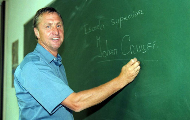 Johan Cruyff escribe en la pizarra de la Universidad