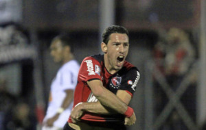 Maxi Rodrguez celebrando un gol con Newells