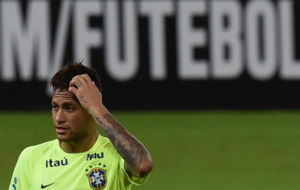 Neymar en un entrenamiento con Brasil.