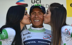 Nairo Quintana es felicitado por las guapas azafatas de la Volta.