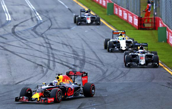 Daniel Ricciardo, delante de Fernando Alonso en el GP de Australia de...