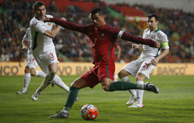 Ronaldo dispara a puerta contra Bulgaria.