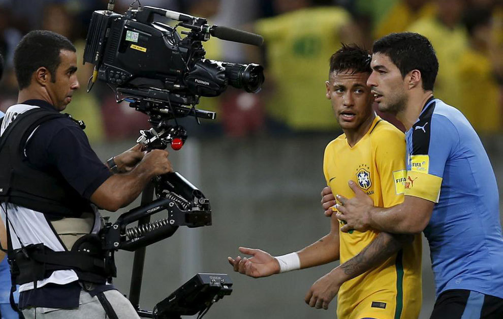 Luis Surez tranquiliza a Neymar tras el partido.