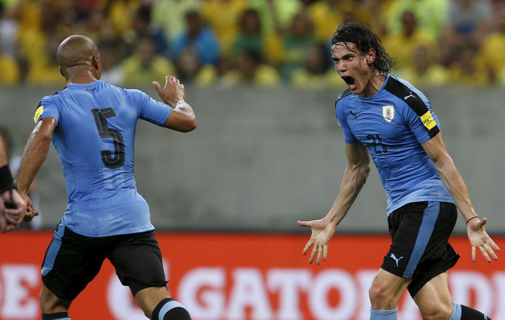 Cavani celebra su gol a Brasil.