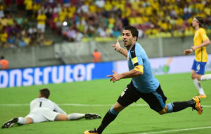 Luis Surez celebra su gol a Brasil.