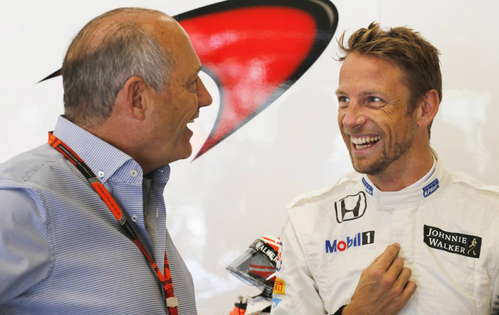 Ron Dennis charla con Jenson Button en el Gran Premio de Blgica de...