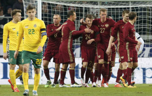 Los jugadores rusos celebran un gol.