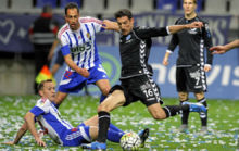 Toch dispara para firmar el primer gol del Oviedo.
