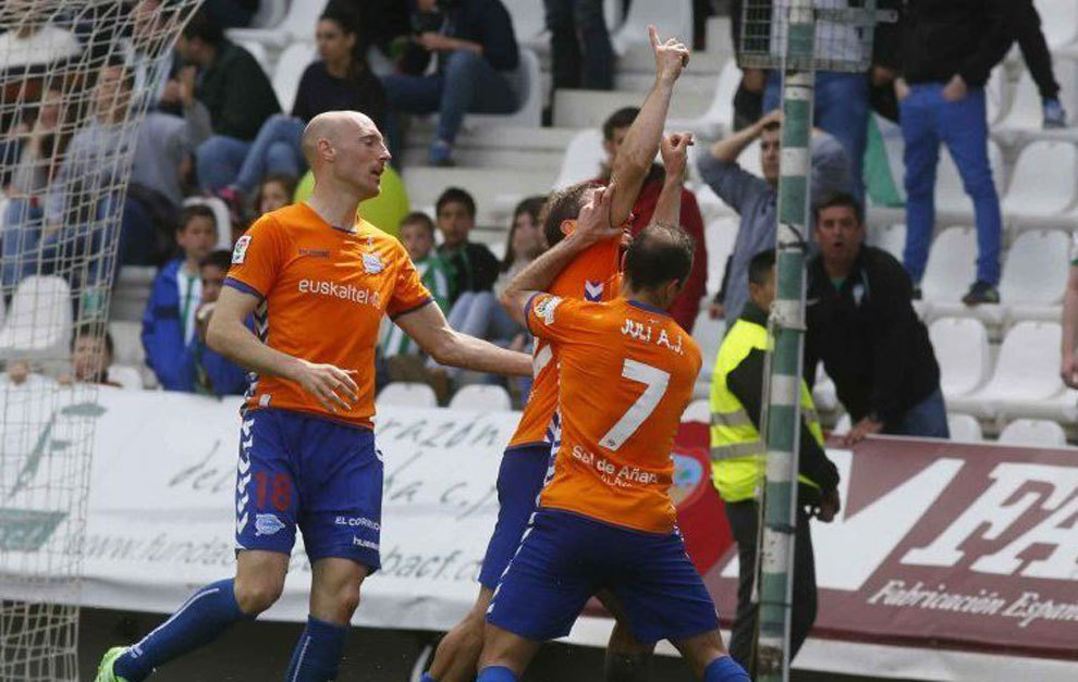Bernardello celebra el gol del triunfo junto a Toquero y Juli