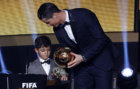 Cristiano Ronaldo junto a su hijo en la entrega del Baln de Oro de...