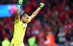 Sergio Romero levanta los brazos en un momento del Chile-Argentina.