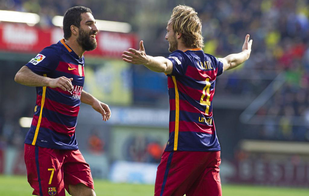 Rakitic celebra con Arda Turan su gol ante el Villarreal