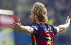 Rakitic celebra con Arda Turan su gol ante el Villarreal