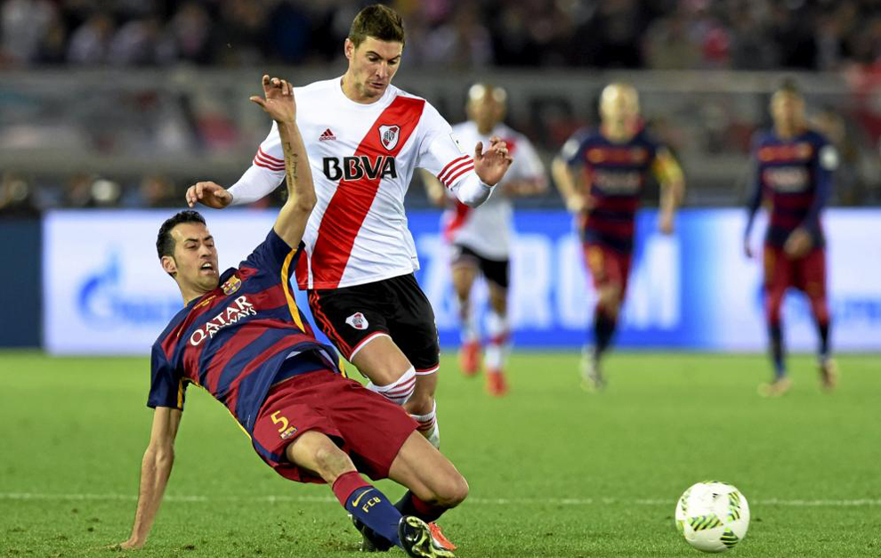 Lucas Alario, con Busquets en el River Plate-Barcelona del Mundial de...
