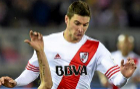 Lucas Alario, con Busquets en el River Plate-Barcelona del Mundial de...