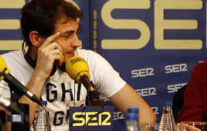 Casillas habla en los micrfonos de la SER.