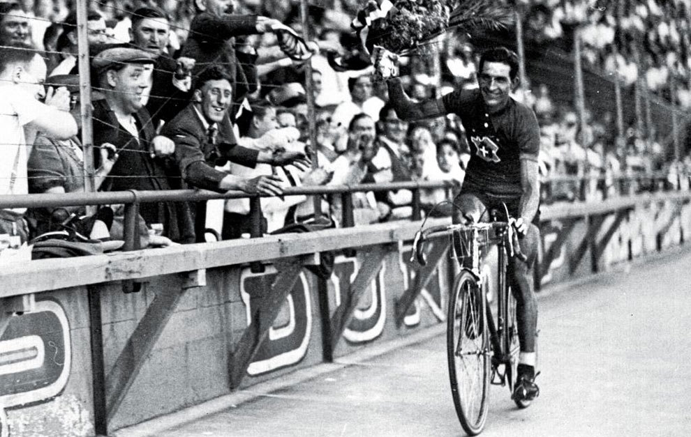 Gino Bartali, celebrando su victoria en el Tour de Francia de 1938