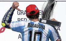 Rossi se puso la camiseta de Maradona en el podio de 2015.