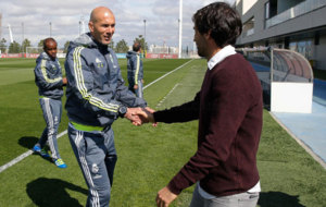 Ral saluda a Zidane tras el entrenamiento del Real Madrid.