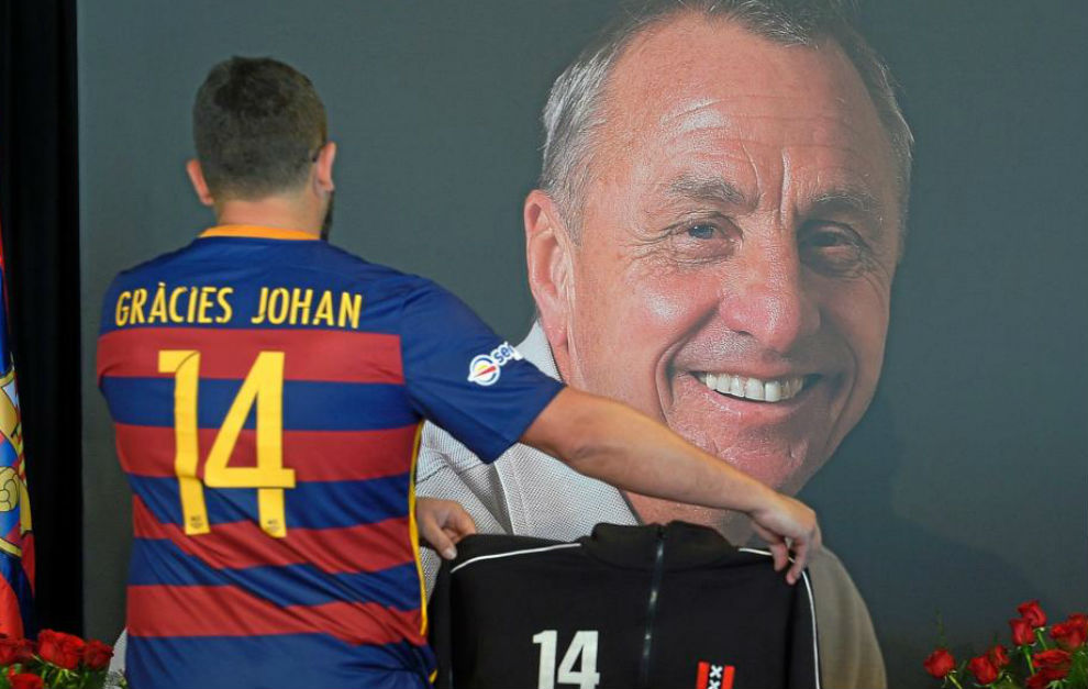 Un seguidor del Barcelona rinde homenaje a Johan Cruyff.