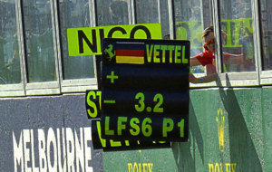 La imagen de la guerra de pancartas entre Ferrari y Mercedes.