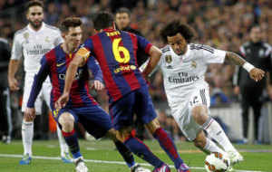 Marcelo encara a Xavi y Messi en un Clsico pasado.