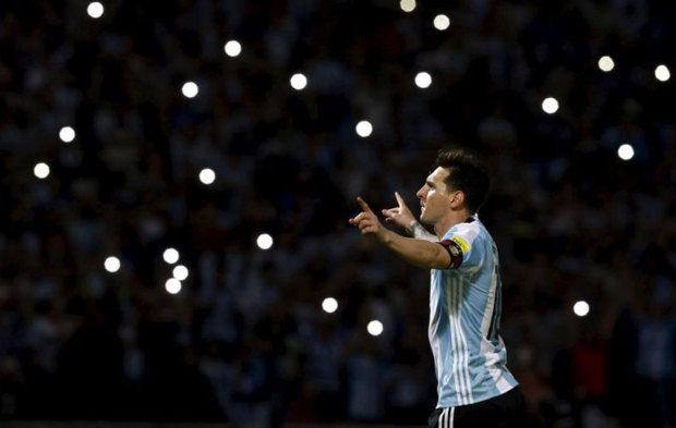 Messi celebra su gol a Bolivia.