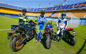 Los tres pilotos han posado con sus motos en La Bombonera