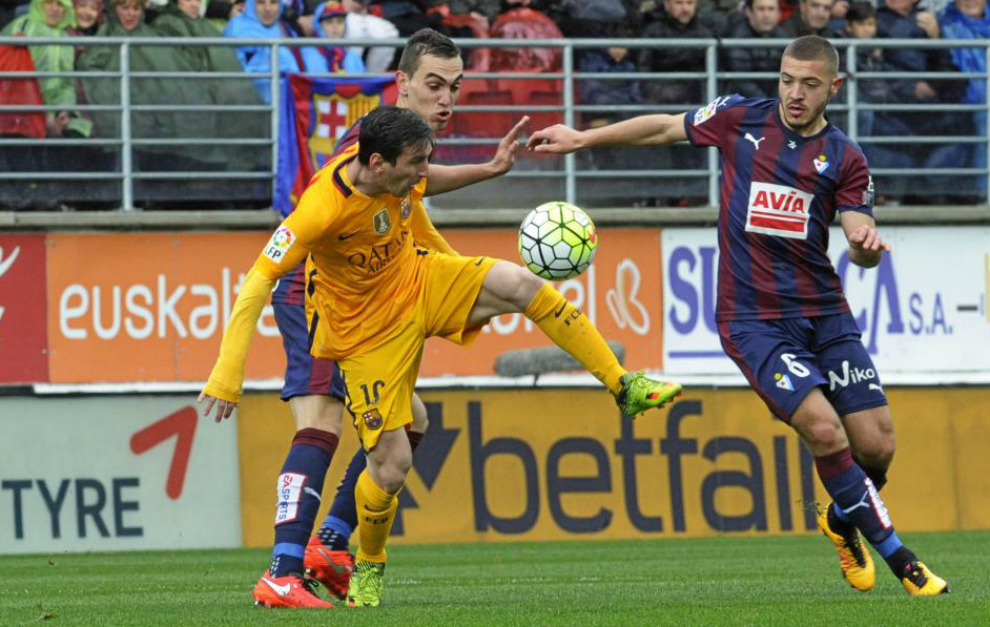 Radosevic intenta arrebatarle el baln a Messi en el Eibar-Bara.