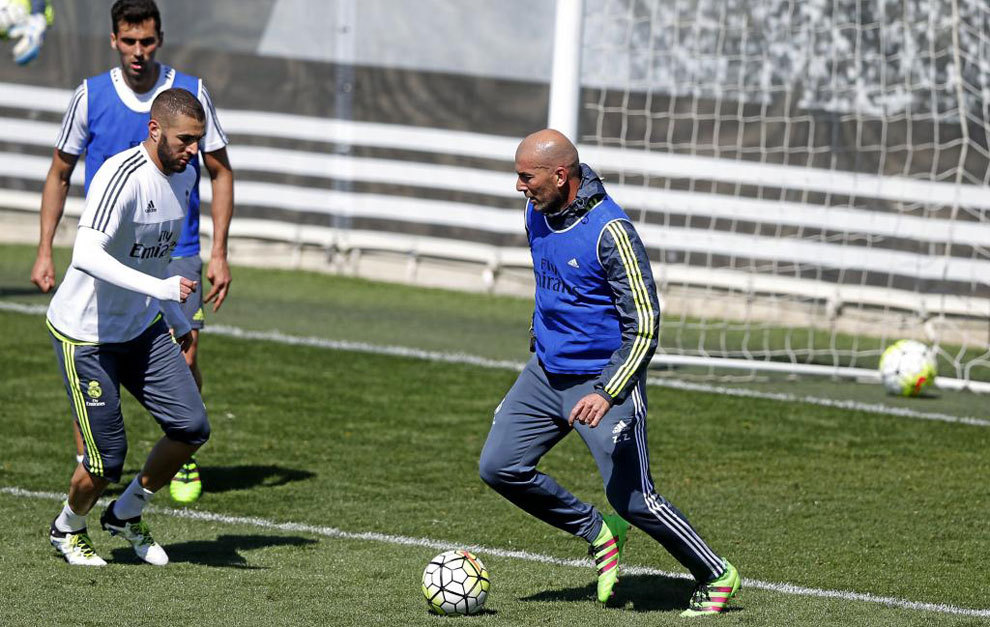 Zidane toca el baln en un entrenamiento del Madrid.