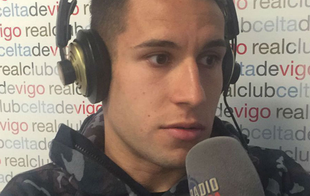 Hugo Mallo atendiendo a los micrfonos de Radio MARCA.